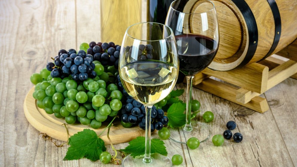 Sklep z winami – czy warto wręczać alkohol na prezent?